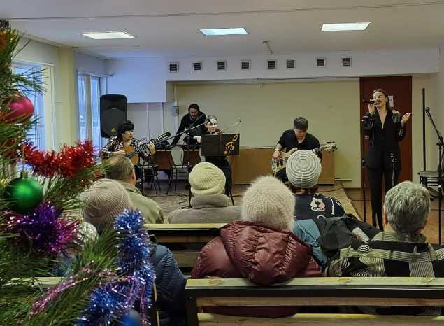 Творческий коллектив «Экспромт» выступил в Леонидовке с новогодней программой